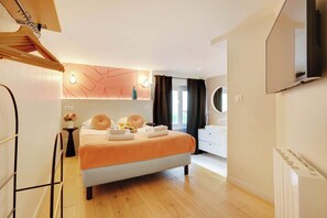 2 bedrooms, desk, iron/ironing board, WiFi