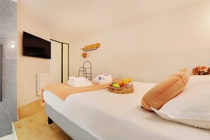 2 bedrooms, desk, iron/ironing board, WiFi