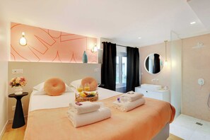 2 bedrooms, desk, iron/ironing board, WiFi