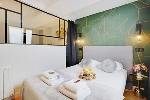 2 bedrooms, desk, iron/ironing board, WiFi