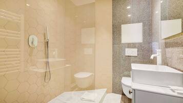 Douche, sèche-cheveux, serviettes fournies