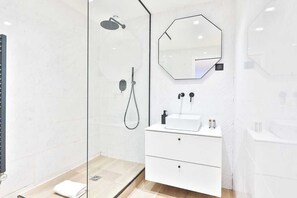 Shower, hair dryer, towels, shampoo