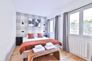 3 bedrooms, desk, iron/ironing board, WiFi - Comfort & Design for 10p - 5min from the Marais ! (Paris)