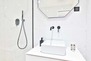 Shower, hair dryer, towels, shampoo - Comfort & Design for 10p - 5min from the Marais ! (Paris)