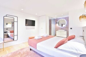 3 habitaciones, escritorio y tabla de planchar con plancha 