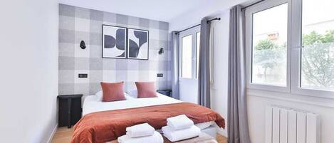 3 habitaciones, escritorio, tabla de planchar con plancha y wifi