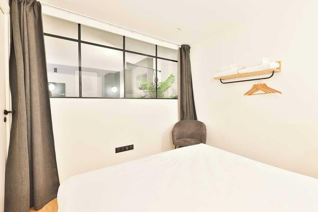 3 makuuhuonetta, työpöytä, silitysrauta/-lauta, vauvan matkasänky