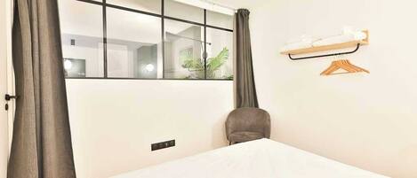 3 habitaciones, escritorio y tabla de planchar con plancha