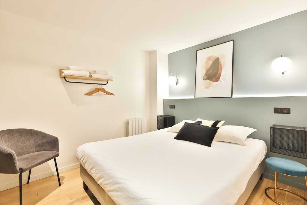 3 bedrooms, desk, iron/ironing board, travel crib