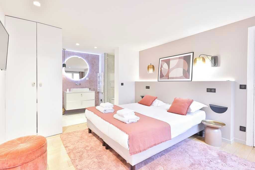 3 soverom, skrivebord, strykejern/-brett og reiseseng for barn