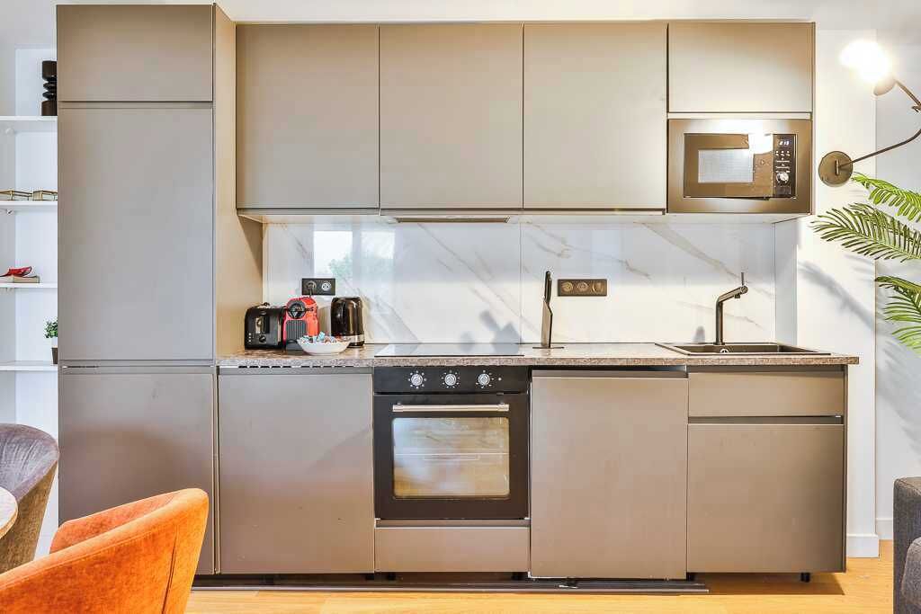 Wasserkocher mit Kaffee-/Teezubehör, Kühlschrank, Mikrowelle, Ofen