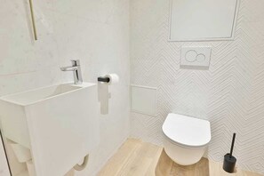 Shower, hair dryer, towels, shampoo