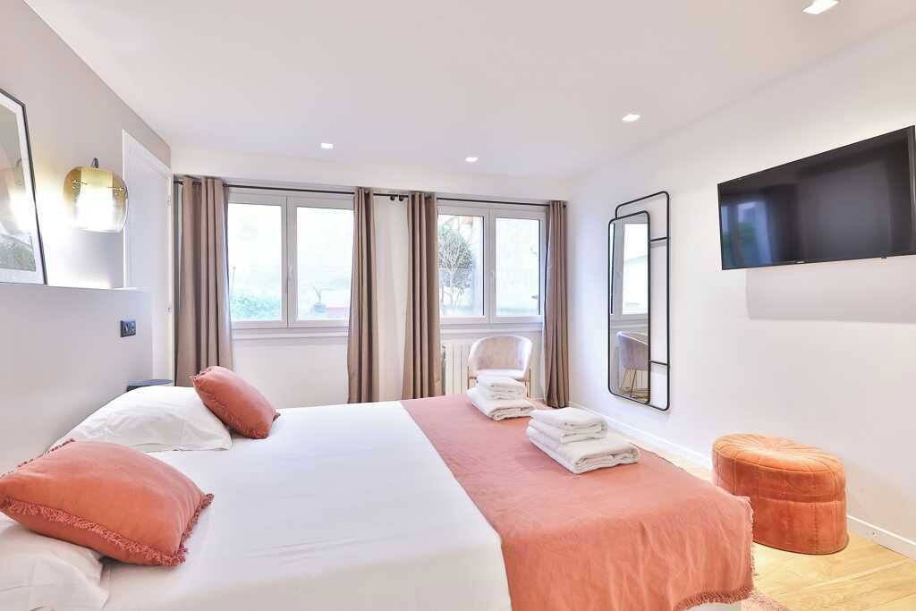 3 chambres, bureau, fer et planche à repasser, lit de bébé portatif