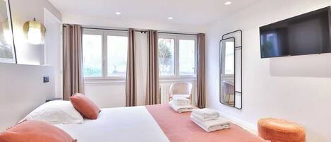 3 bedrooms, desk, iron/ironing board, travel crib