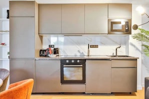 Frigorífico, microondas, horno y placa de cocina
