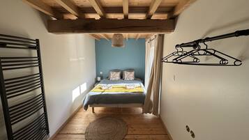 3 habitaciones, tabla de planchar con plancha y cuna de viaje