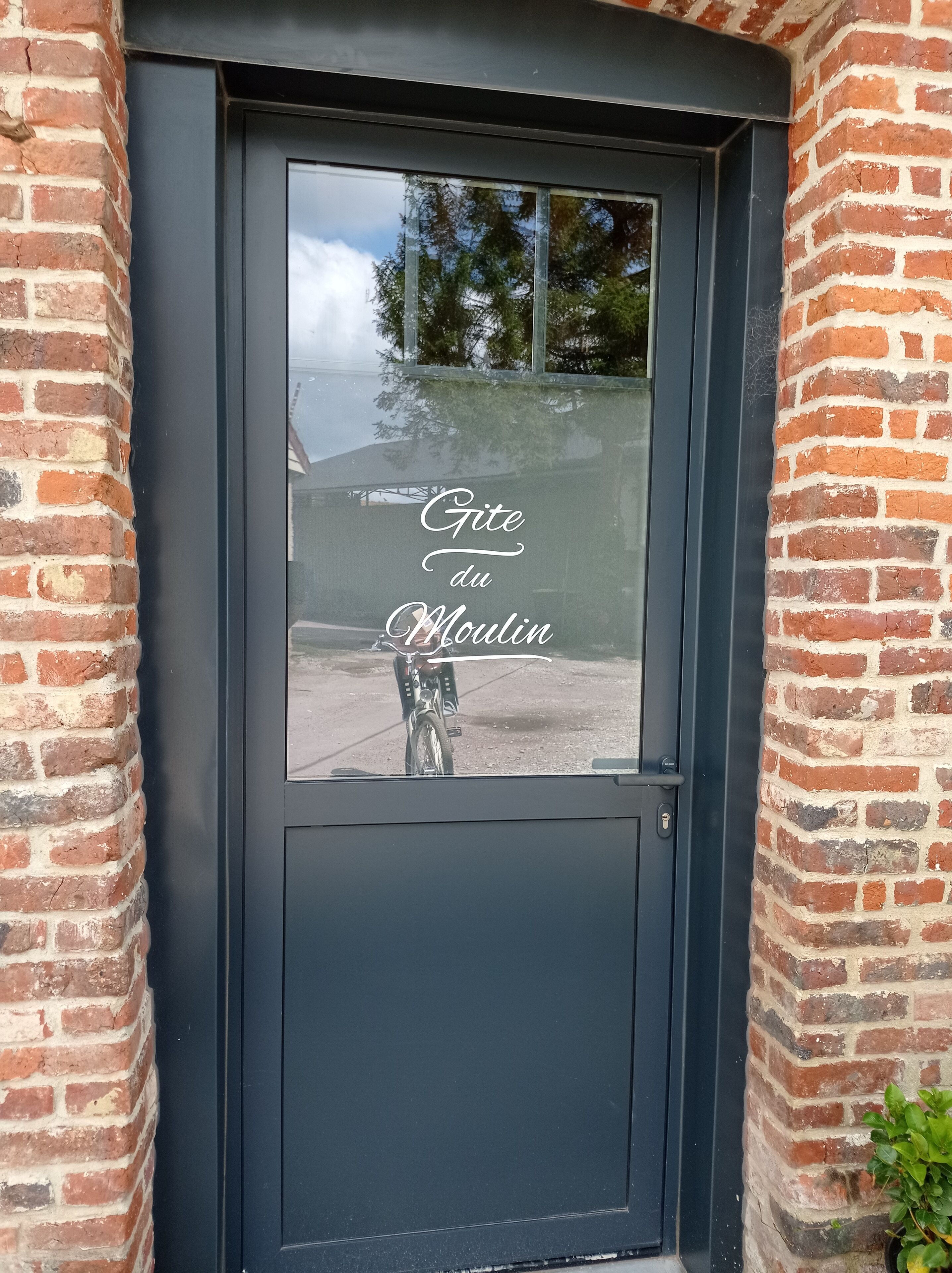 Een zwarte deur met een ruit.