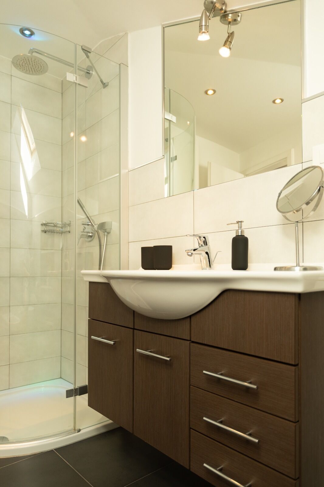 Dusche, Haartrockner, Bidet, Handtücher