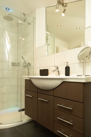 Suihku, hiustenkuivaaja, bidee, pyyhkeet