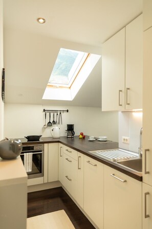 Jääkaappi, liesi, astianpesukone, kahvin-/teenkeitin