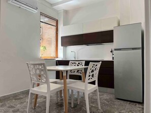 Dining - Davis Apartment (Brindisi)