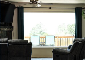 Smart TV, chimenea, videojuegos y libros 