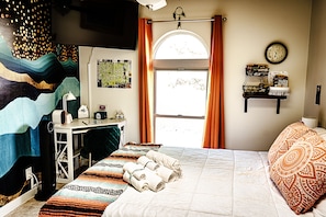 4 bedrooms, desk, iron/ironing board, travel cot - 4-Bed Pet-Friendly Home near Balloon Fiesta Park w/Hot Tub; Mini Golf; Fire-Pit! (Albuquerque)