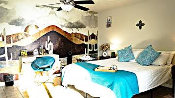 4 habitaciones, escritorio y tabla de planchar con plancha