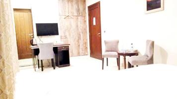 Desk, soundproofing, iron/ironing board, free WiFi