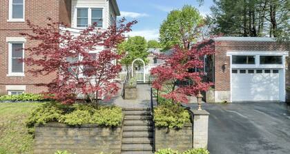 Grand manor in the heart of Albany. Walkable to eateries, grocery, and theatre.