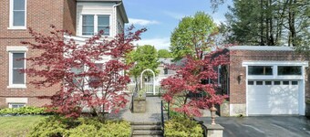 Grand manor in the heart of Albany. Walkable to eateries, grocery, and theatre.