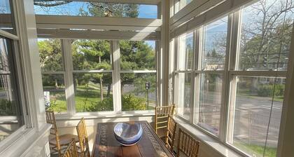 Grand manor in the heart of Albany. Walkable to eateries, grocery, and theatre.