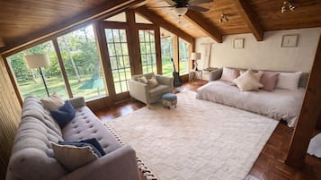 3 bedrooms, iron/ironing board, WiFi (free), bed sheets
