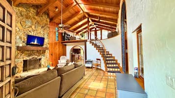 Smart TV, lareira, pebolim, livros