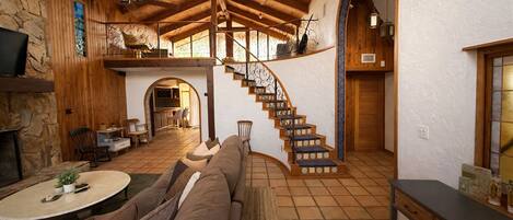 Smart TV, chimenea, futbolito y libros