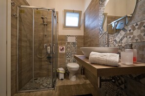 Regadera, secadora de cabello, bidet, toallas