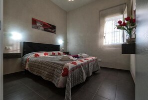 2 bedrooms, iron/ironing board, WiFi, bed sheets - Vacation House "Ulivi nel Mare" typical country home, surrounded by olive trees. (Menfi)
