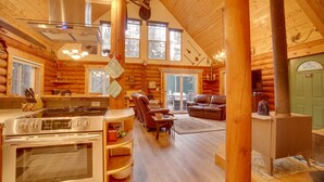 Ein Blockhaus-Interieur mit Küche, Essbereich und Wohnzimmer.