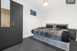 2 quartos, ferros/tábuas de passar roupa, Wi-Fi, roupa de cama