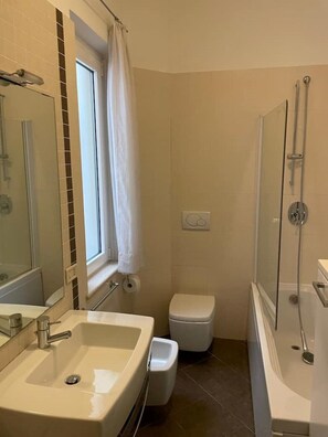 Suihku, hiustenkuivaaja, bidee