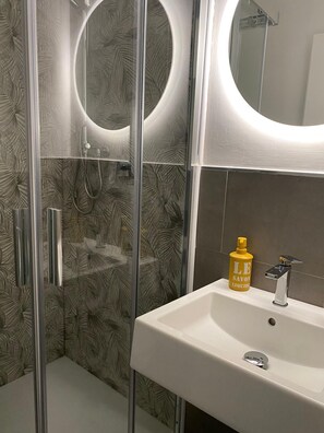 Douche, sèche-cheveux, serviettes fournies, savon