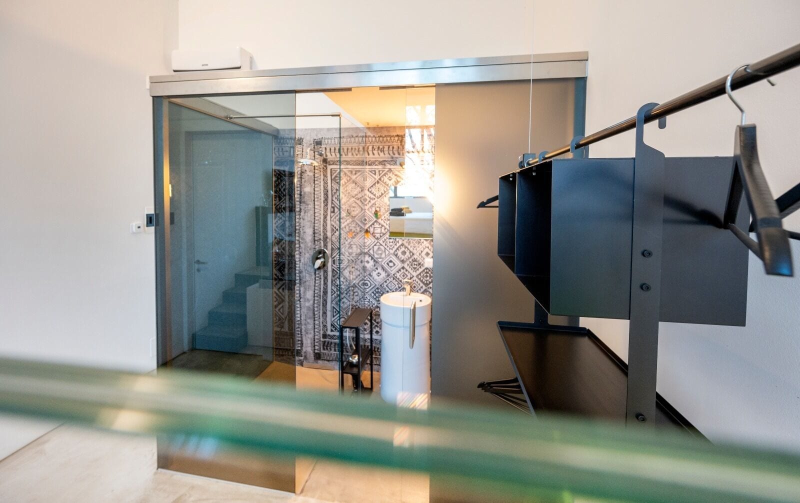 Luxe tweepersoonskamer | Badkamer | Een douche, een regendouche, designer toiletartikelen, een haardroger