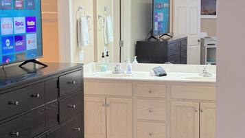 2 Schlafzimmer, Schreibtisch, Bügeleisen/Bügelbrett, kostenloses WLAN