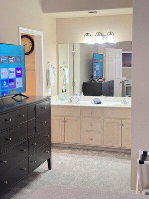 2 bedrooms, desk, iron/ironing board, free WiFi - McDowell Mountain Adventure Condo - Quiet, Heated Pool, Pet Friendly (Fountain Hills)