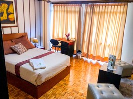 Decoración personalizada, muebles diferentes y cortinas blackout 