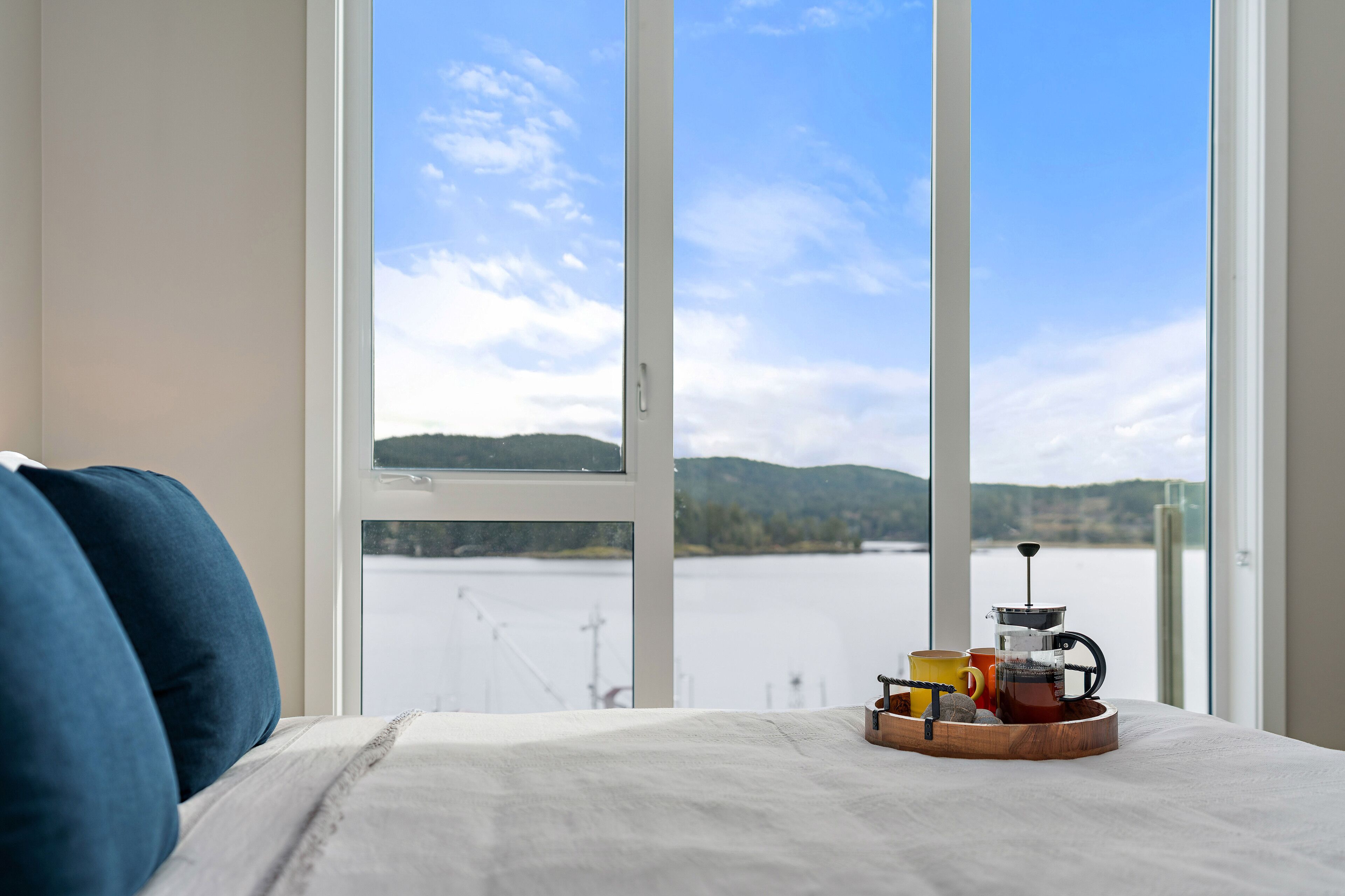 2 habitaciones, escritorio y tabla de planchar con plancha 