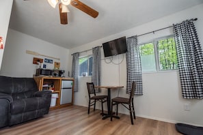 TV - Cottage #8 Michigan Summer, 1 Bedroom Cottage (Lake City)