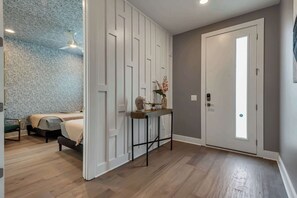 8 habitaciones, tabla de planchar con plancha, wifi y ropa de cama 