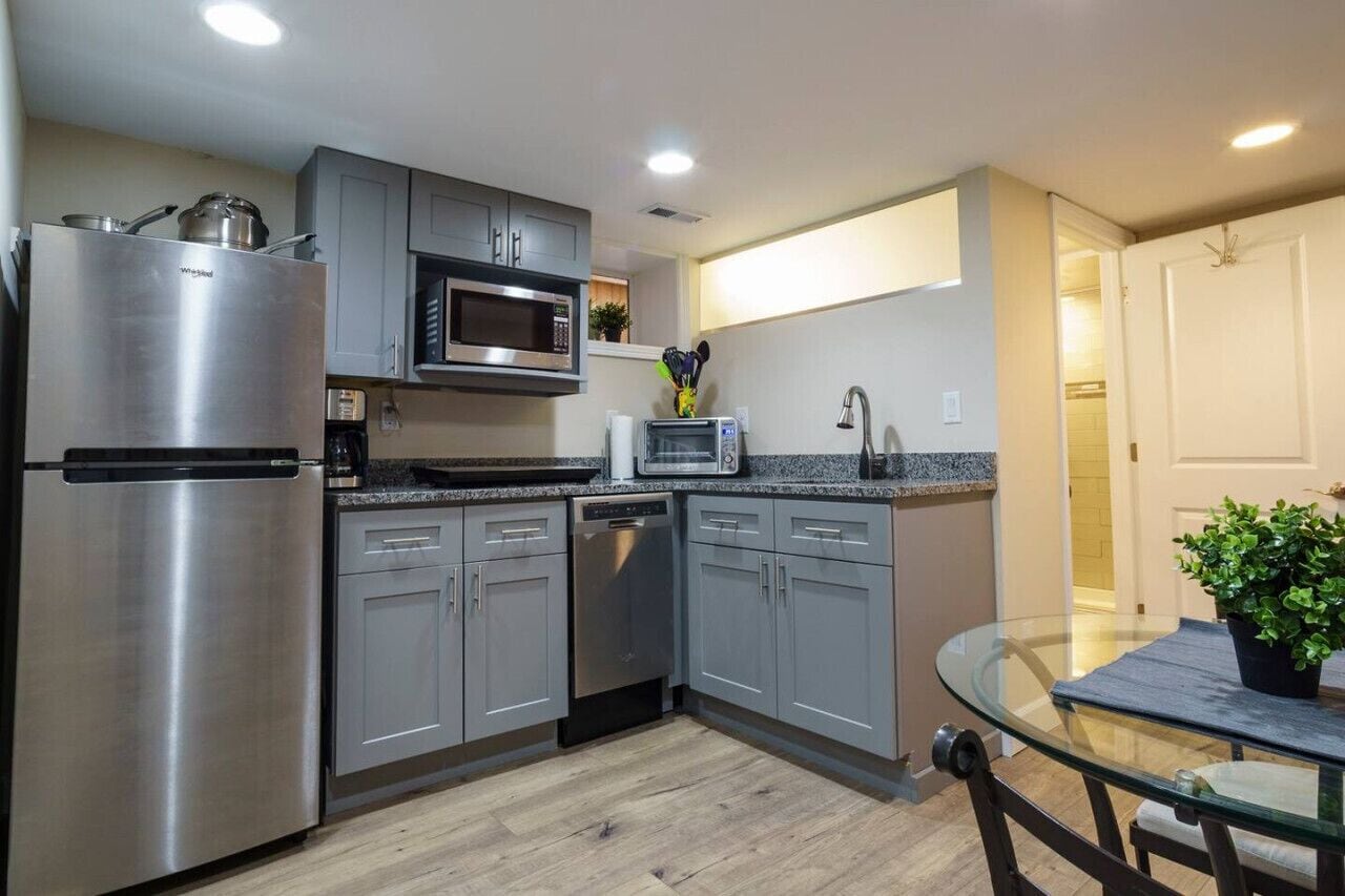 Kühlschrank, Mikrowelle, Ofen, Herdplatte