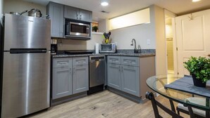 Wasserkocher mit Kaffee-/Teezubehör, Kühlschrank, Mikrowelle, Ofen